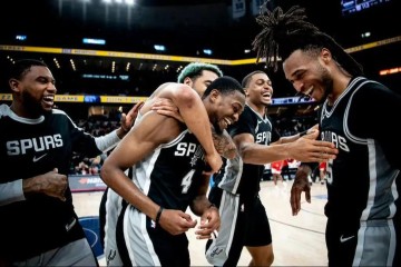 保利体育-包揽四项月度大奖，创造NBA历史！这队等了10年，终于彻底崛起了